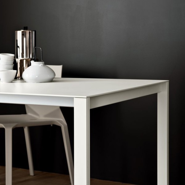 Kristalia Thin-K Aluminium Esstisch - Beispielbild 