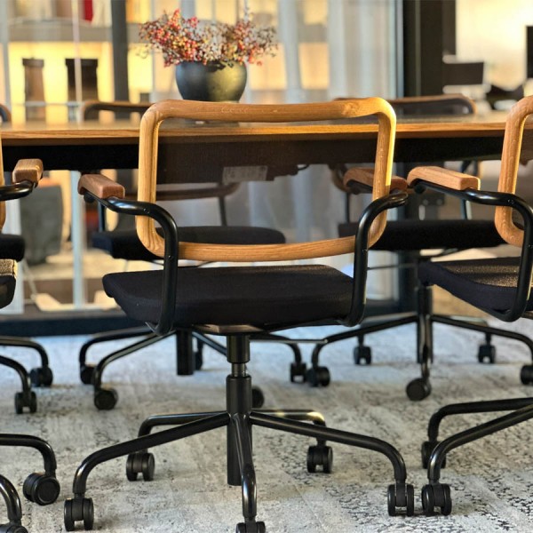 THONET Drehsessel S 64 SPVNDR Drehsessel mit Armlehnen | Sitz gepolstert | Gestell schwarz